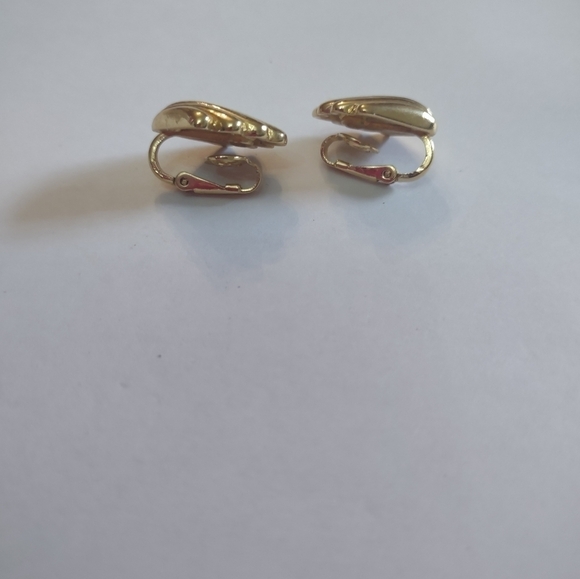 Trifari women's shell clip on earrings REASONABLE OFFERS ACCEPTED - Picture 2 of 4